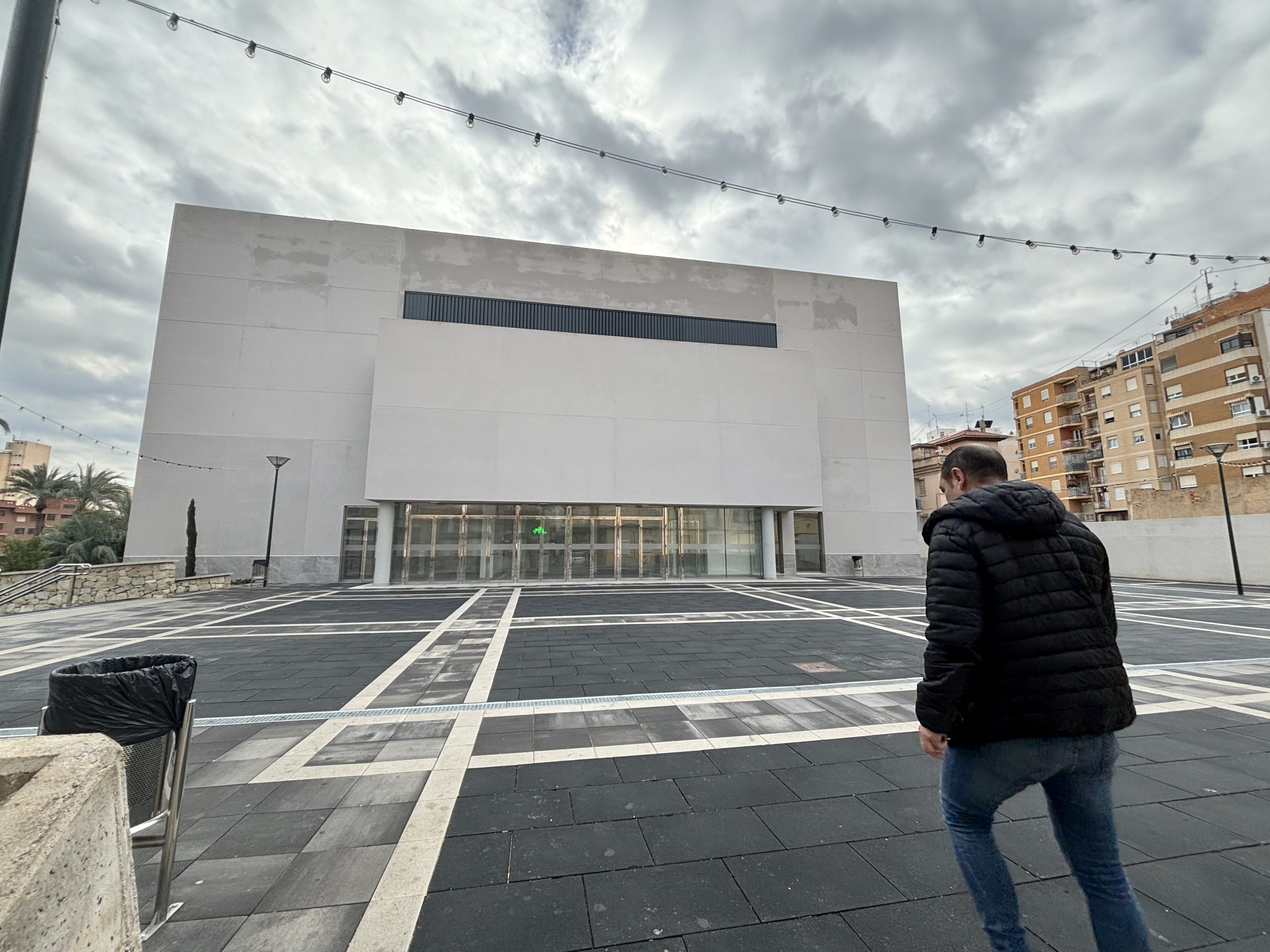 Marcelino Giménez, concejal de Compromís per Crevillent, accediendo a la plaza del Teatro Chapí