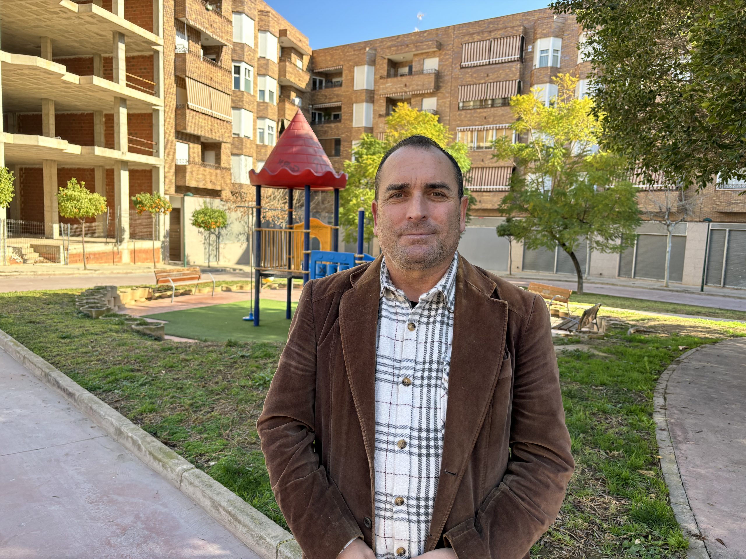 Regidor d'Acord per Guanyar, Marcelino Giménez, en el parc infantil de Jardins de Coral Crevillentina