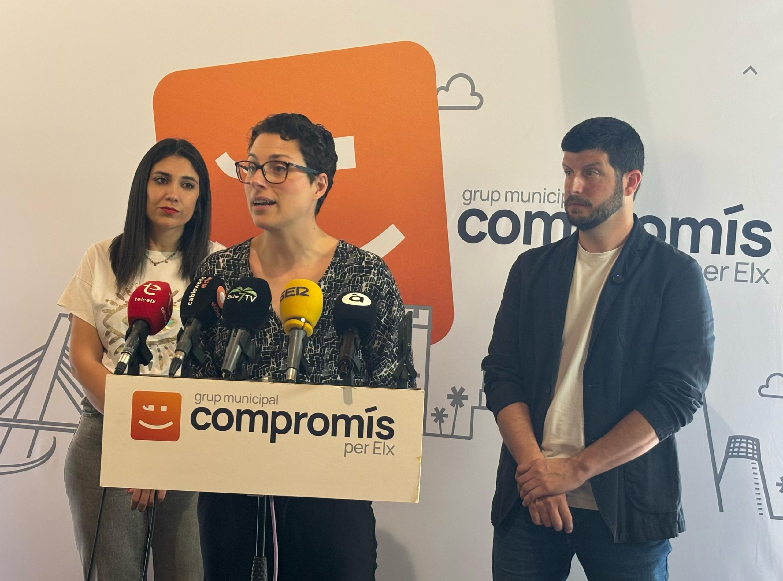 Aitana Mas, portavoz-adjunta de Compromís en Les Corts, Carles Esteve, diputado en Les Corts, y Virginia Moriel, concejala de Crevillent